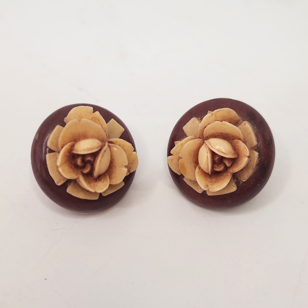 Vintage Carved Floral Clip On Earrings Brown Resin Cream Flower 1”